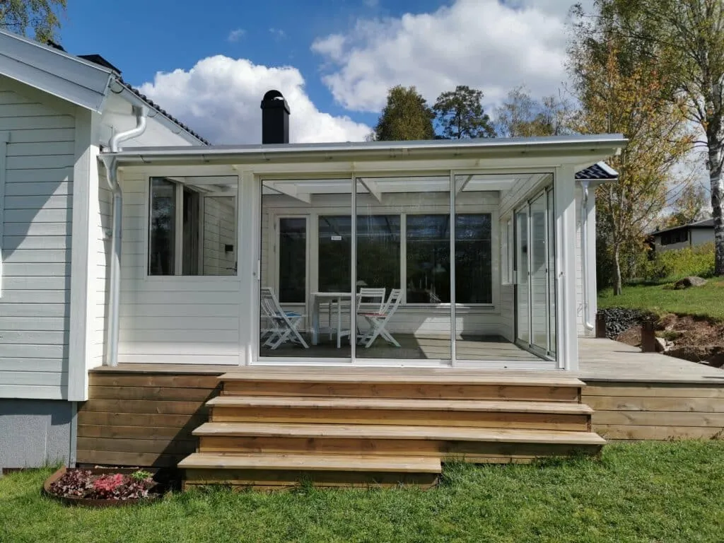 Altan med stora glaspartier