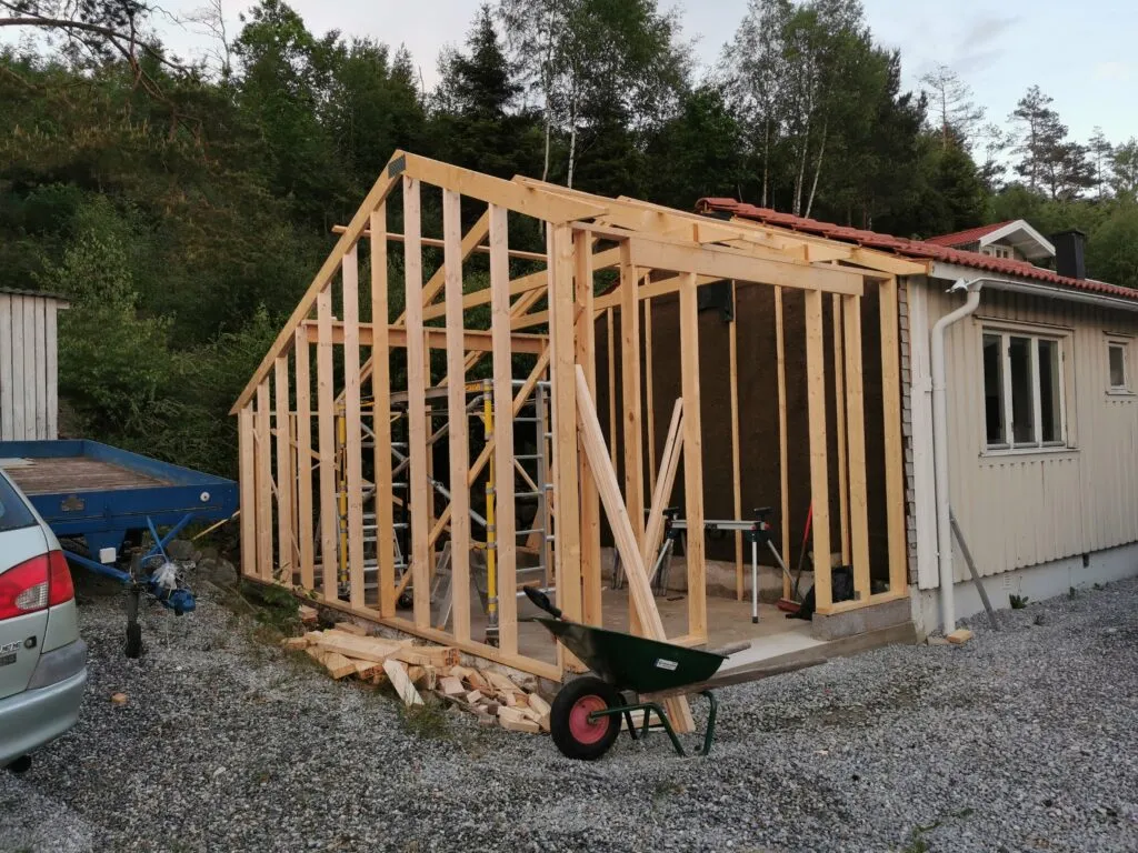 Tillbyggnad pågående med trästomme