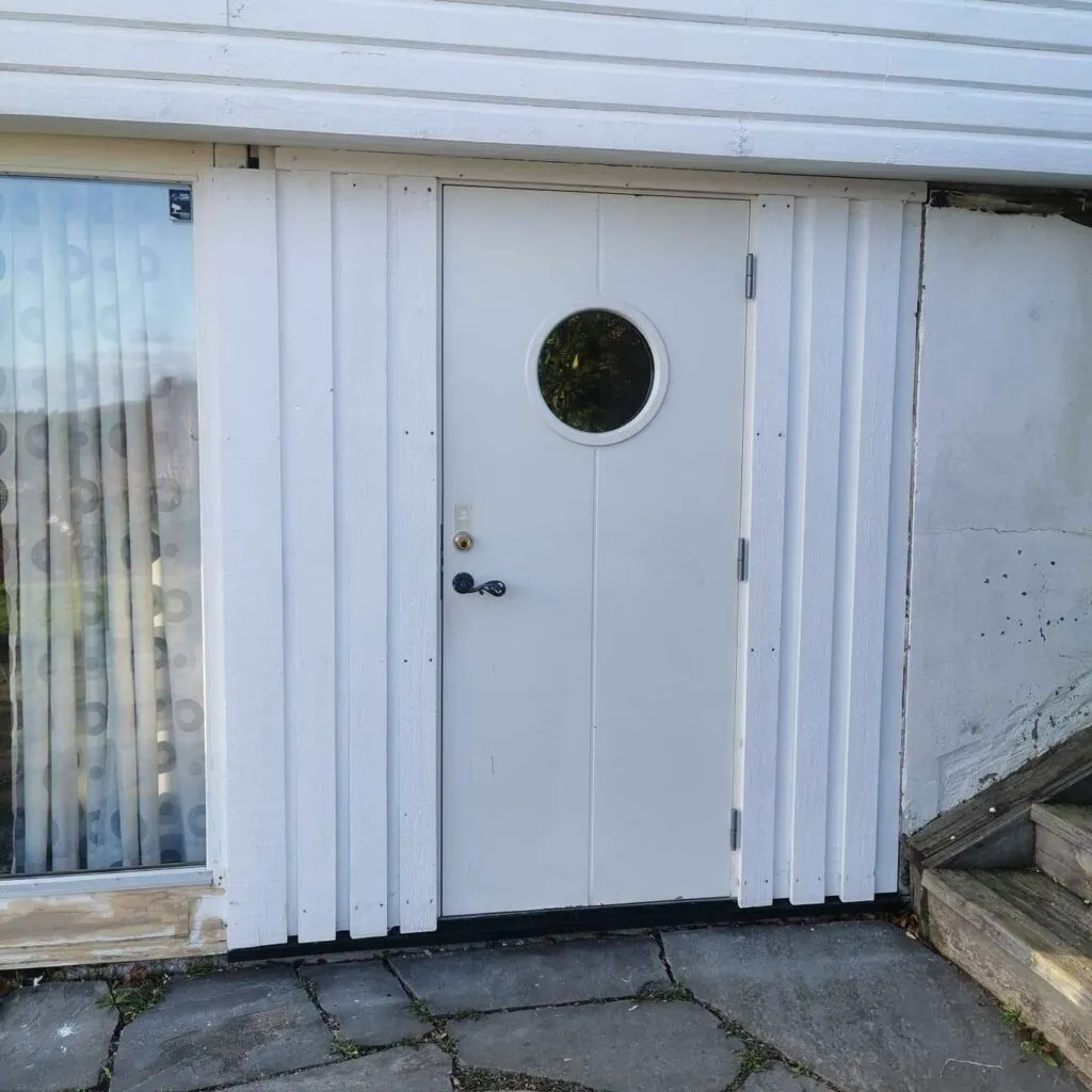 Montage och installation av vit ytterdörr